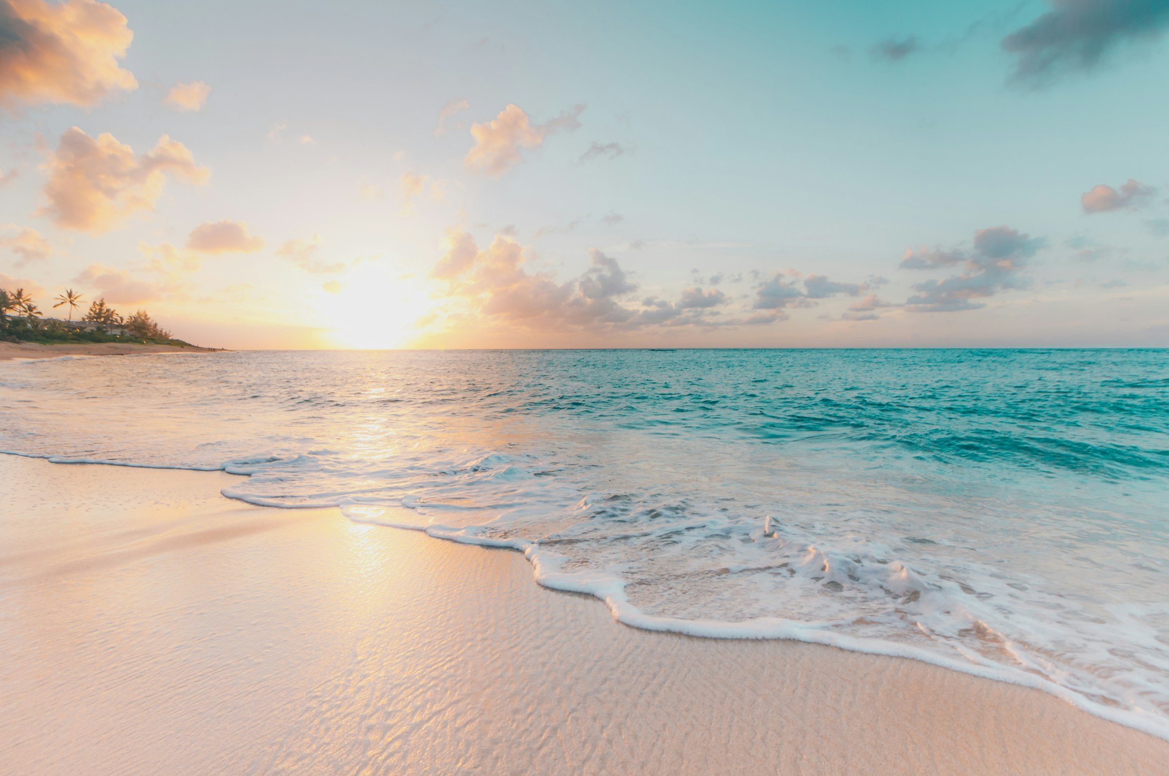 Tropisk strand med turkost vatten och vit sand