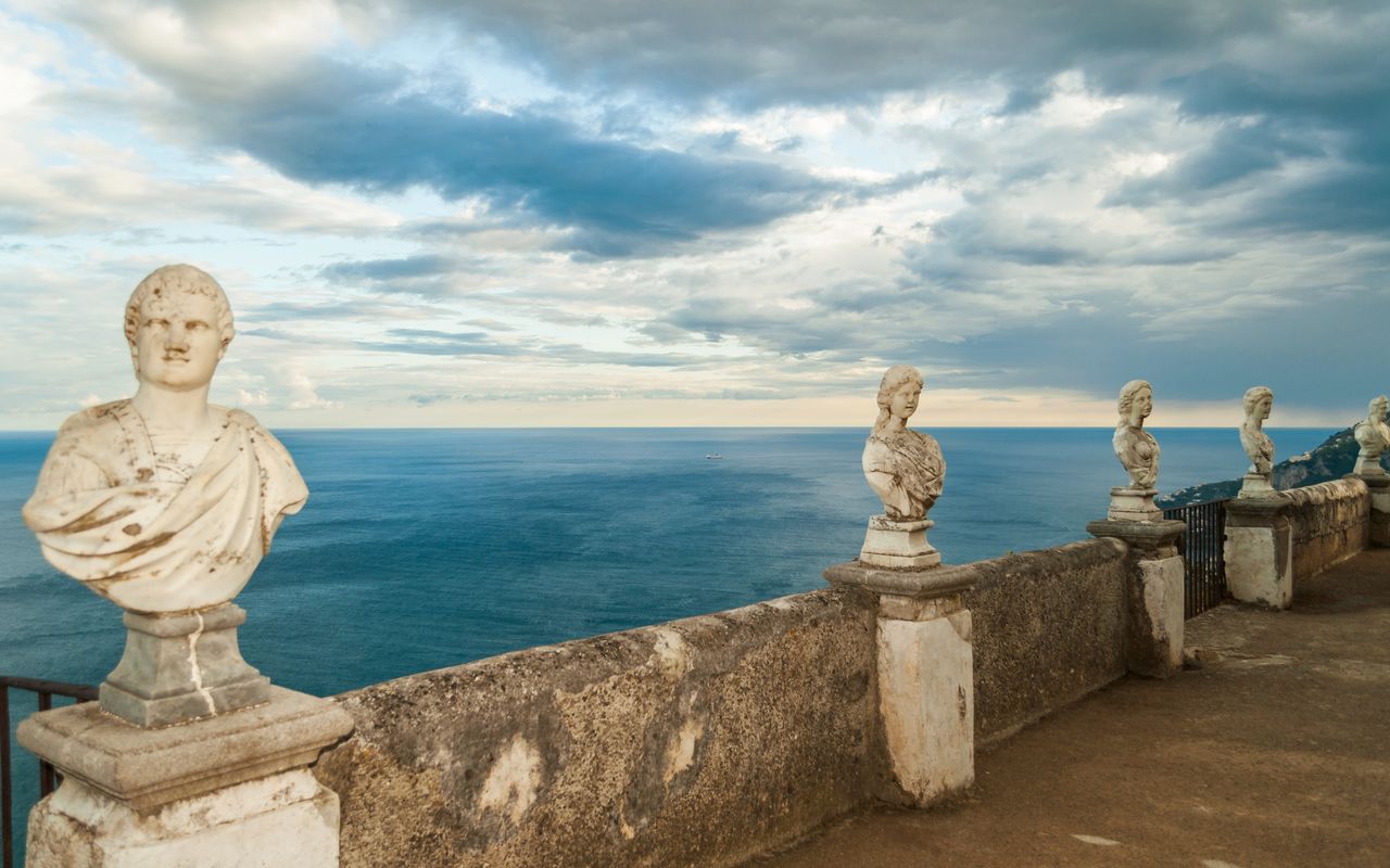 Terrassen i Villa Cimbrone i Ravello med marmorbyster längs balustraden och utsikt över havet och bergen på Amalfikusten